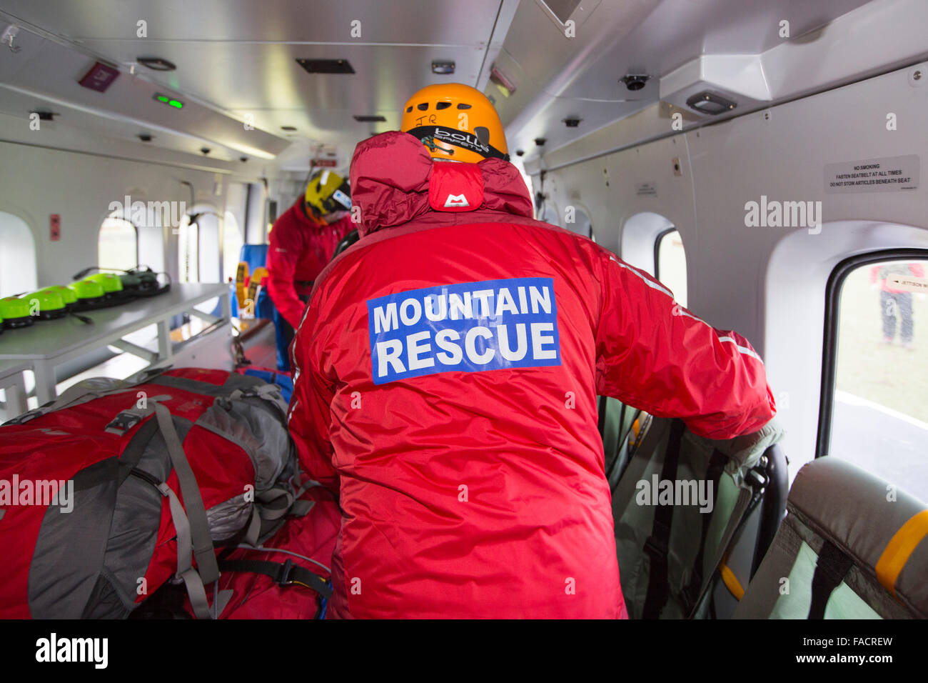 Un des hélicoptères Sikorsky S92 exécuter exploité par Bristows à Carlton Hall à Penrith, Cumbria, Royaume-Uni pour former des lacs avec les membres de l'équipe de secours en montagne. Banque D'Images