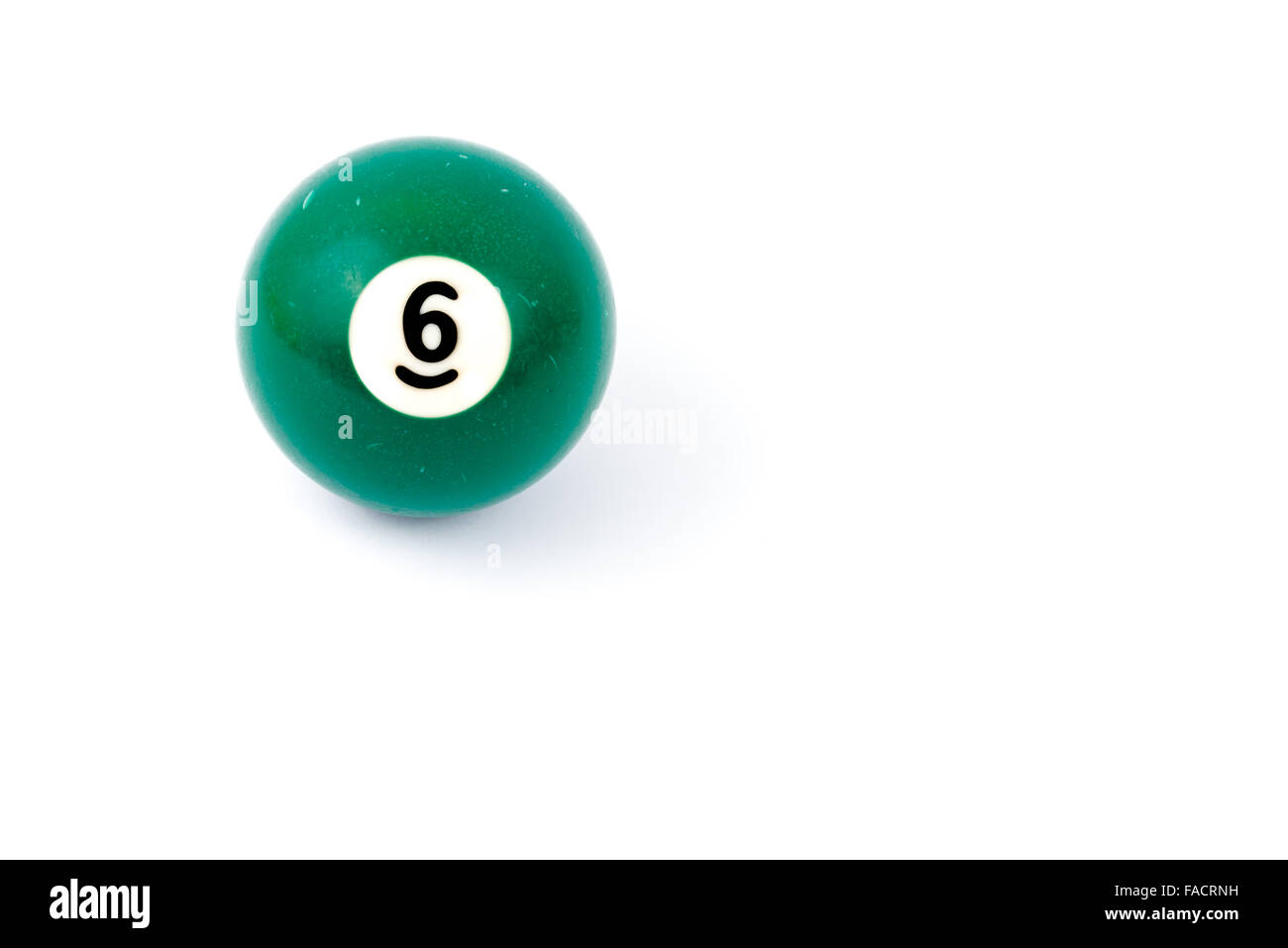 Boule de billard six isolé sur fond blanc Banque D'Images