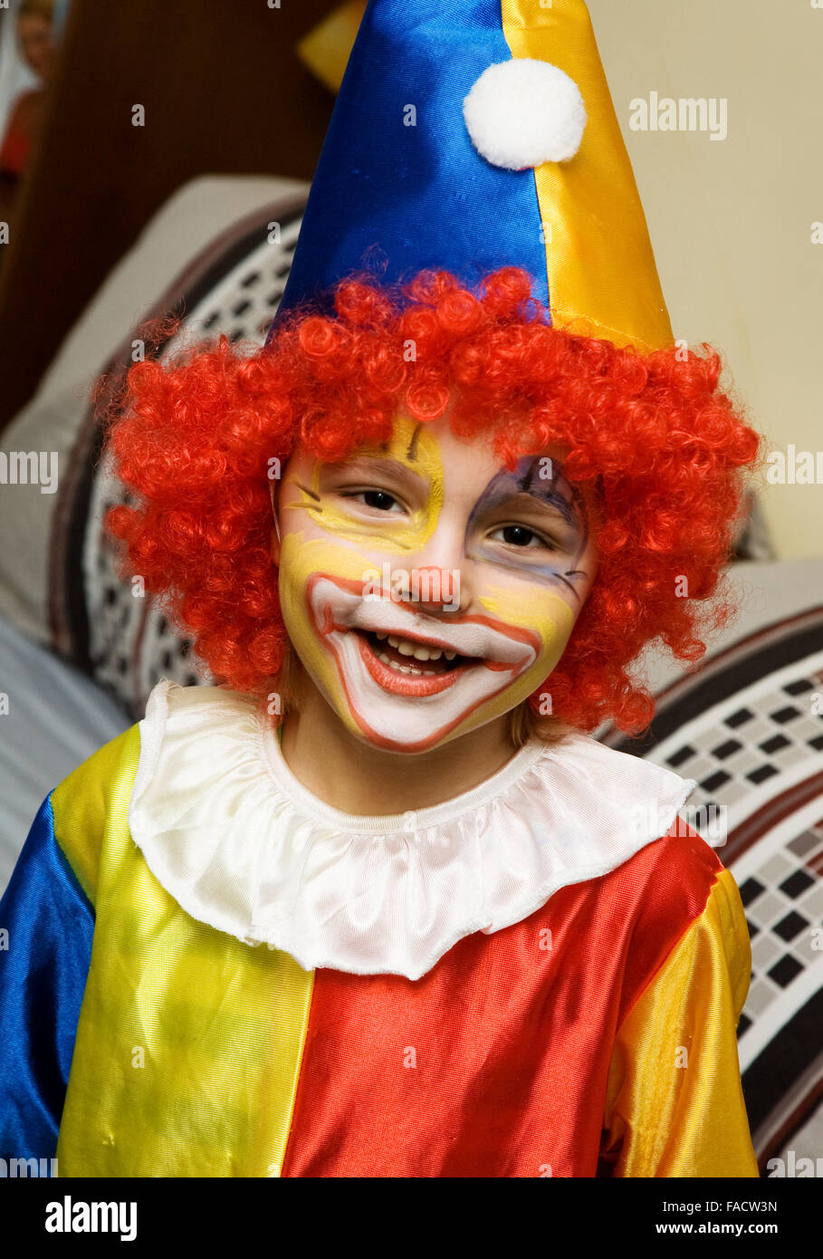 Le boy wearing funny clown Banque D'Images