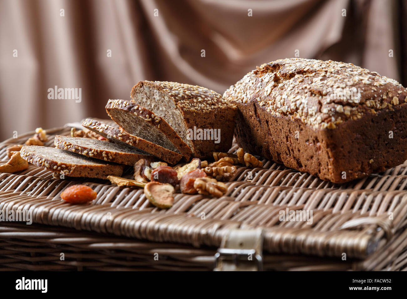 Du pain et des tranches loafs avec les huiles de graines de sésame , et pumkin Banque D'Images