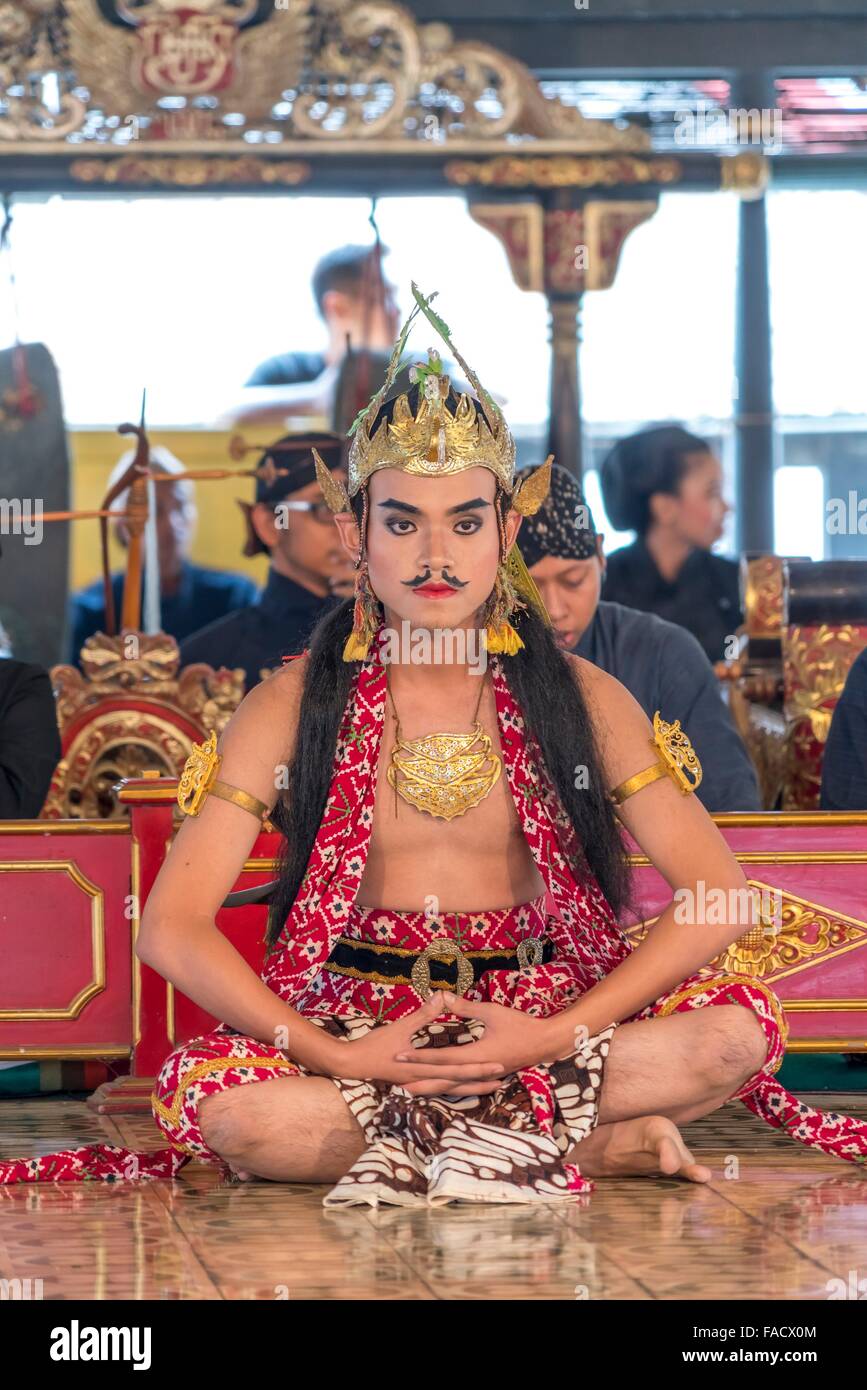 L'exécution d'une danseuse de danse traditionnel javanais au Palais du Sultan / Kraton, Yogyakarta, Java, Indonésie, Asie Banque D'Images