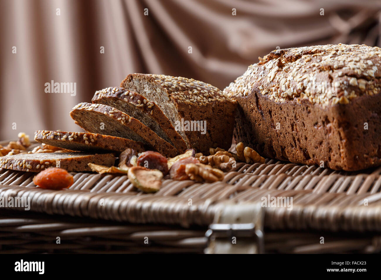 Du pain et des tranches loafs avec les huiles de graines de sésame , et pumkin Banque D'Images