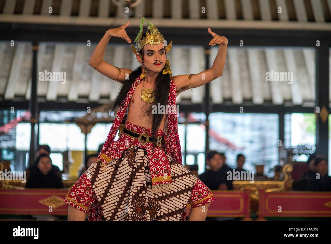 L'exécution d'une danseuse de danse traditionnel javanais au Palais du Sultan / Kraton, Yogyakarta, Java, Indonésie, Asie Banque D'Images