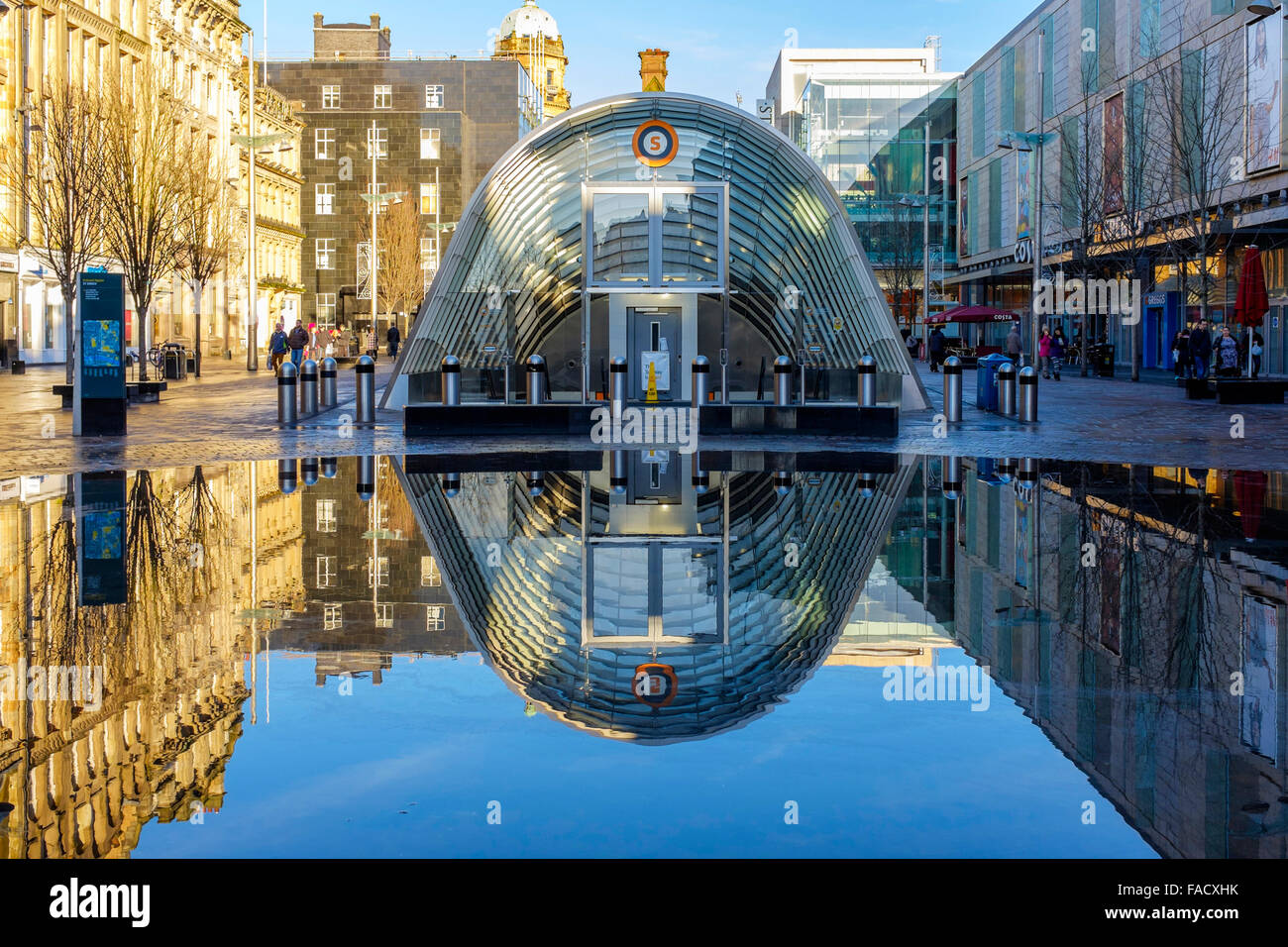 Glasgow, Royaume-Uni. Dec 27, 2015. Après la forte pluie constante de ces derniers jours qui ont causé des inondations à St Enochs Square, maintenant que le niveau d'eau baisse, il donne un autre point de vue sur certains de l'élégant et d'architecture moderne autour du centre-ville. C'est l'entrée de St Enochs Square Crédit : métro Findlay/Alamy Live News Banque D'Images