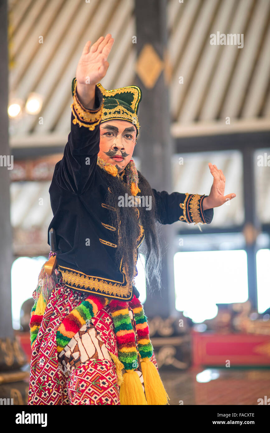 L'exécution d'une danseuse de danse traditionnel javanais au Palais du Sultan / Kraton, Yogyakarta, Java, Indonésie, Asie Banque D'Images