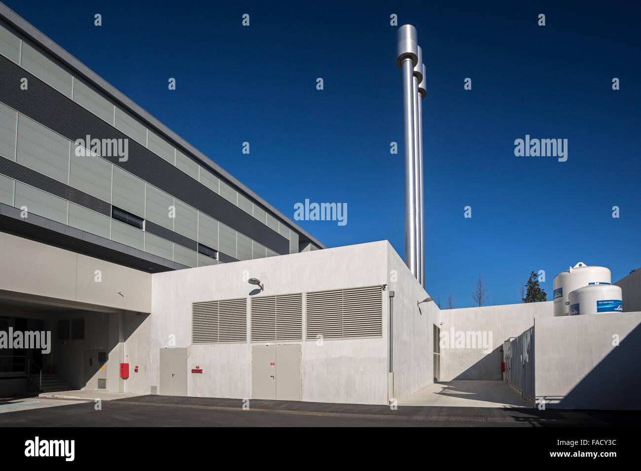 Un bâtiment industriel avec les cheminées (France). Bâtiment industriel moderne avec trois cheminées Banque D'Images