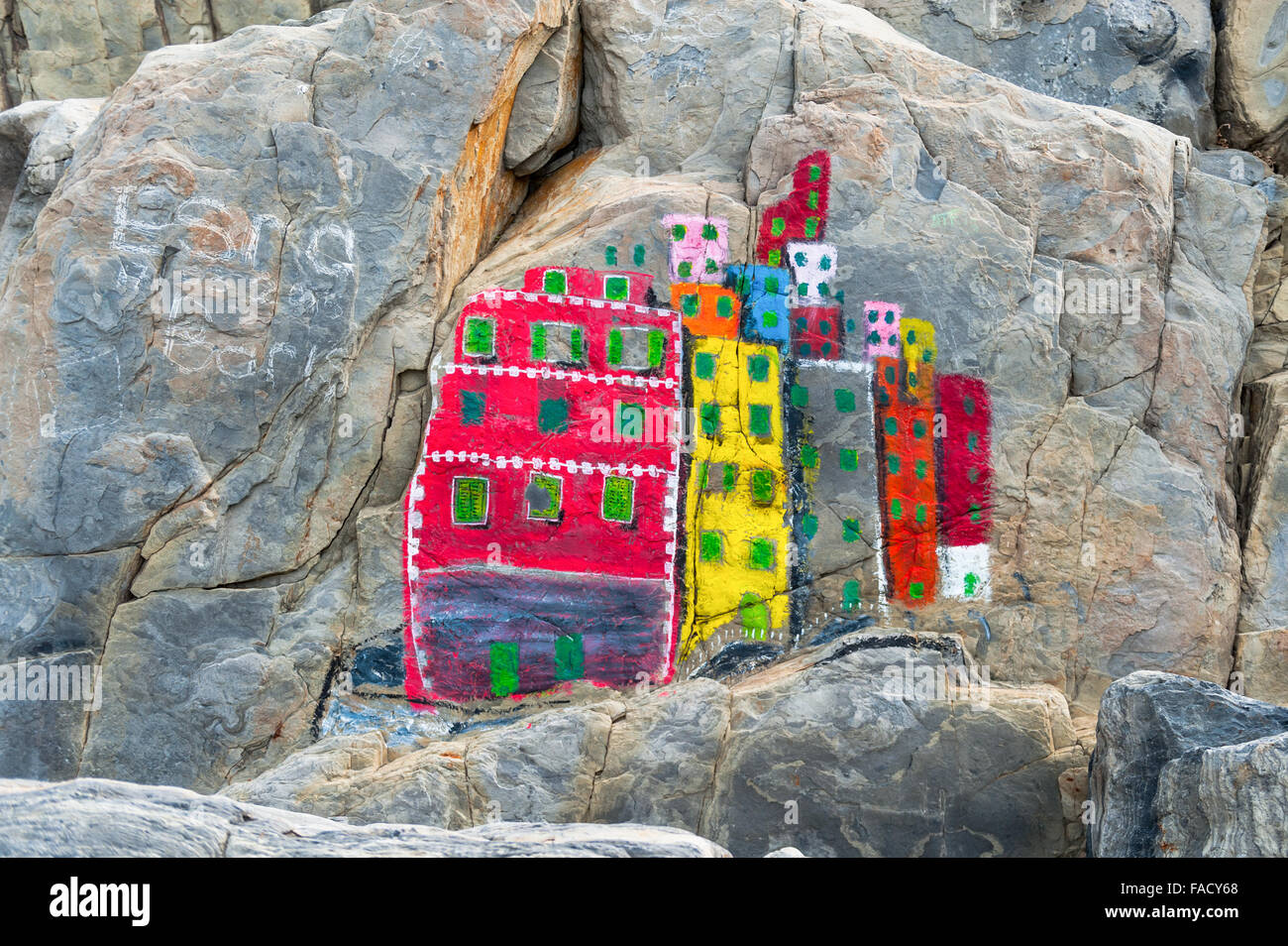 Peinture colorée sur des pierres sur la plage de Riomaggiore, Cinque Terre, Italie, Europe. Banque D'Images