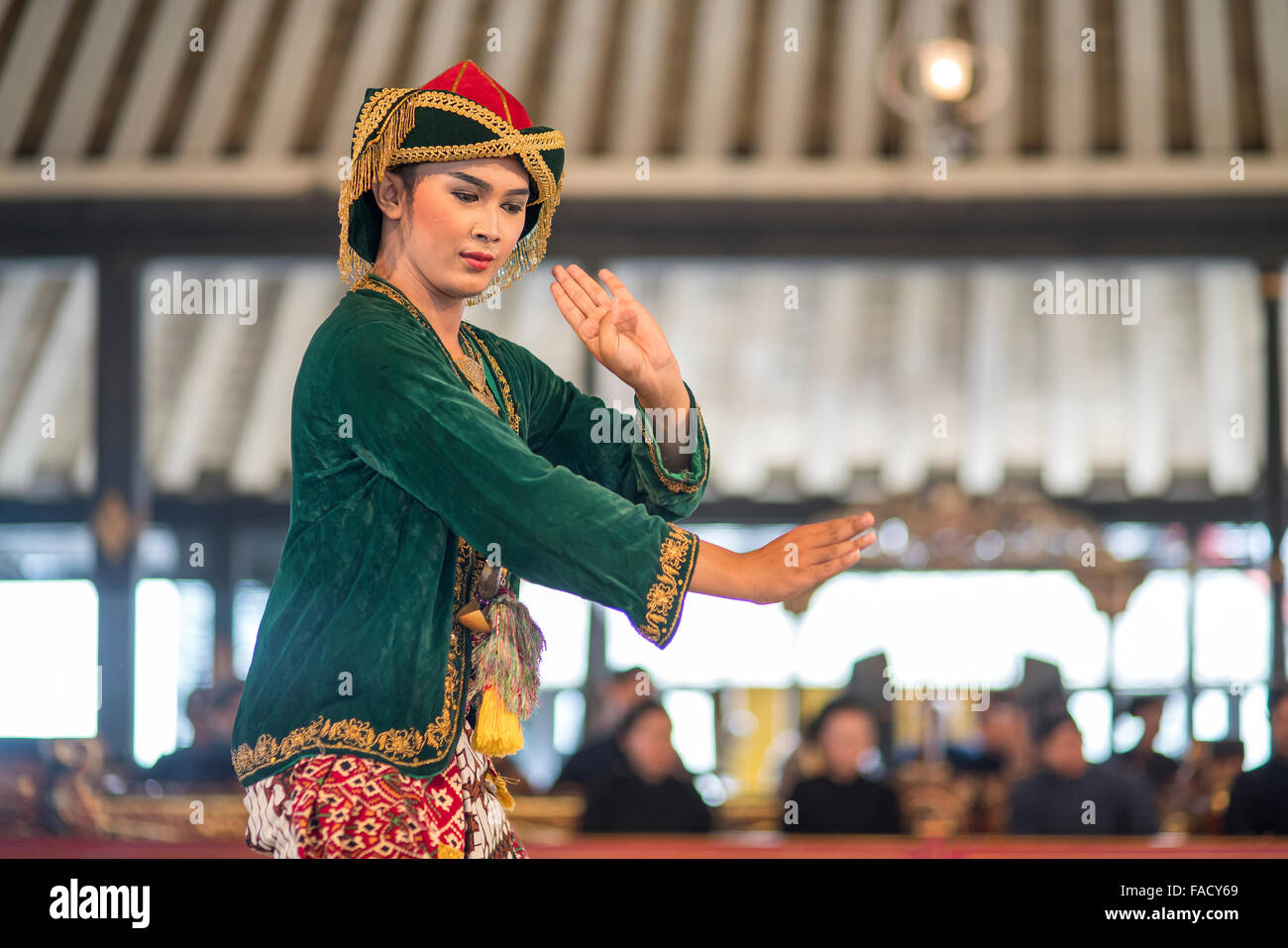 L'exécution d'une danseuse de danse traditionnel javanais au Palais du Sultan / Kraton, Yogyakarta, Java, Indonésie, Asie Banque D'Images