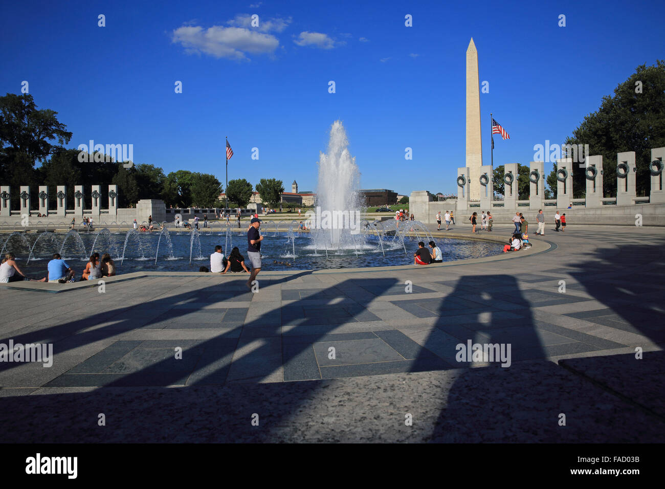 Le Washington Monument de la World War II Memorial à Washington DC, USA Banque D'Images
