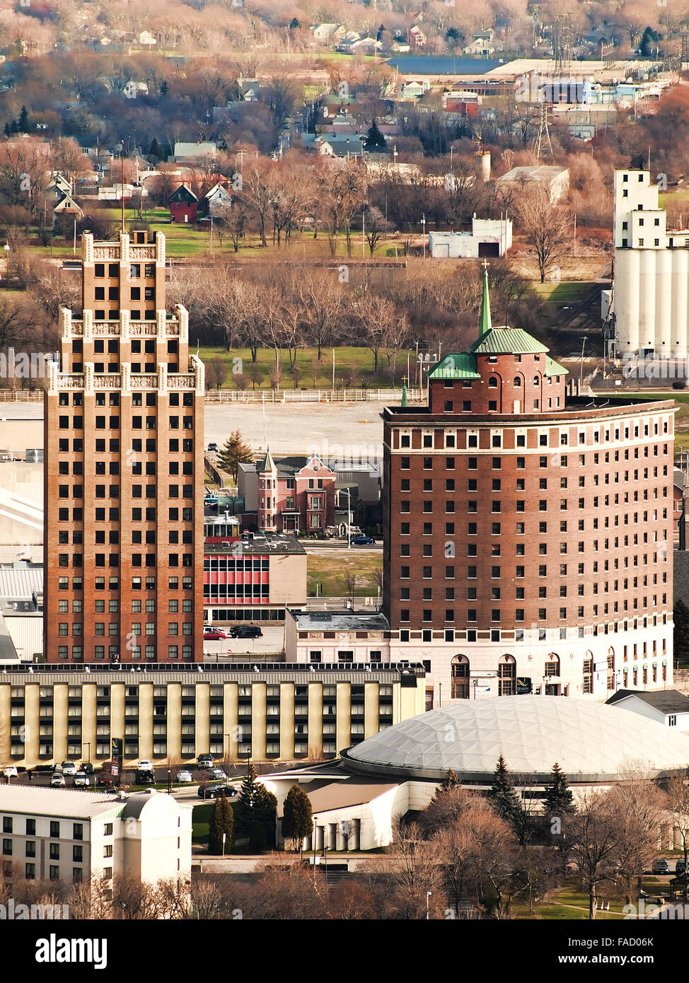 La région de Niagara et l'immeuble de bureaux au centre-ville de Niagara Falls, Ontario, Canada Ville Banque D'Images