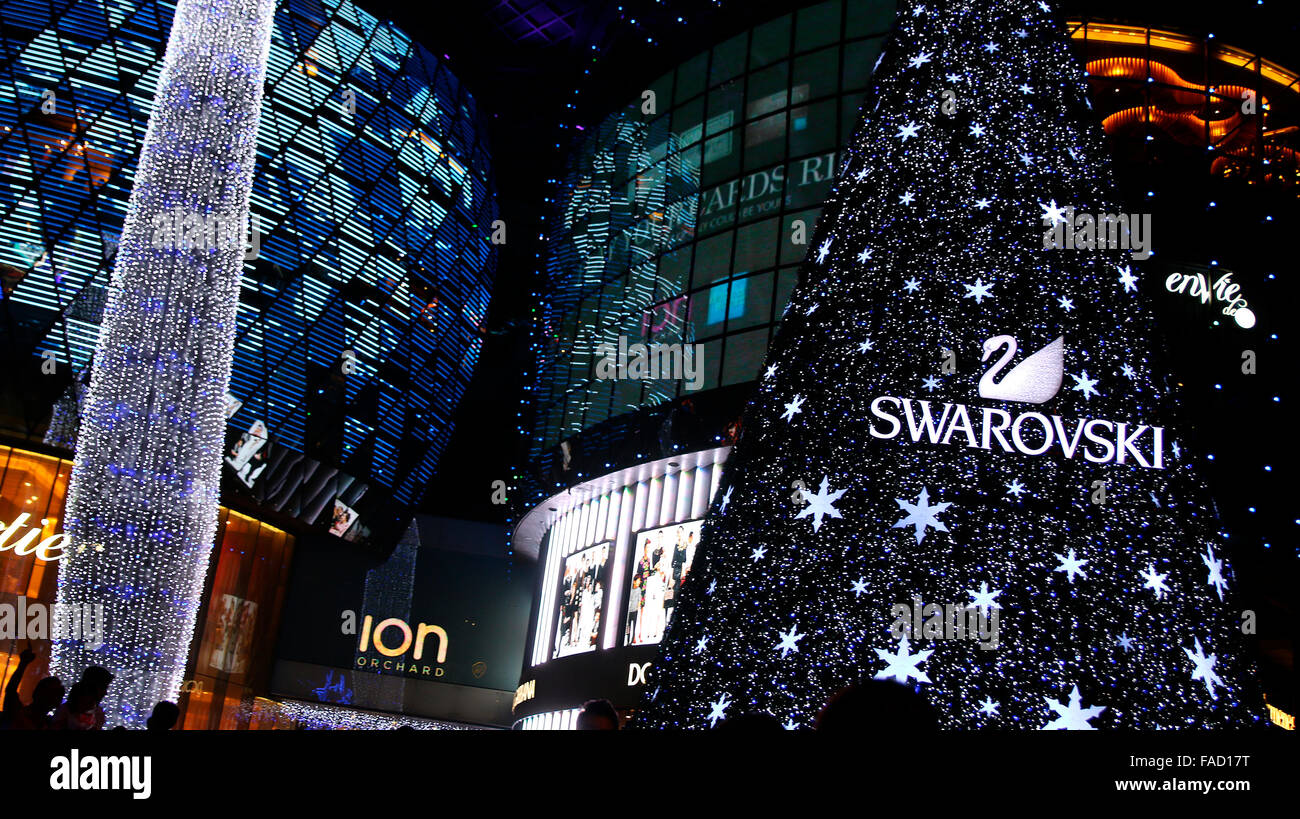 Arbre de Noël Swarovski en face de ION Orchard de l'Orchard Road à Singapour Banque D'Images