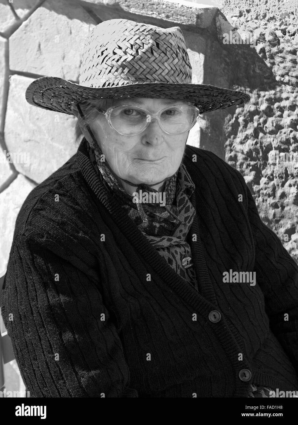 Portrait d'une vieille dame s'assit devant son espagnol située dans le village de Totalan, Malaga, Espagne du sud. Banque D'Images