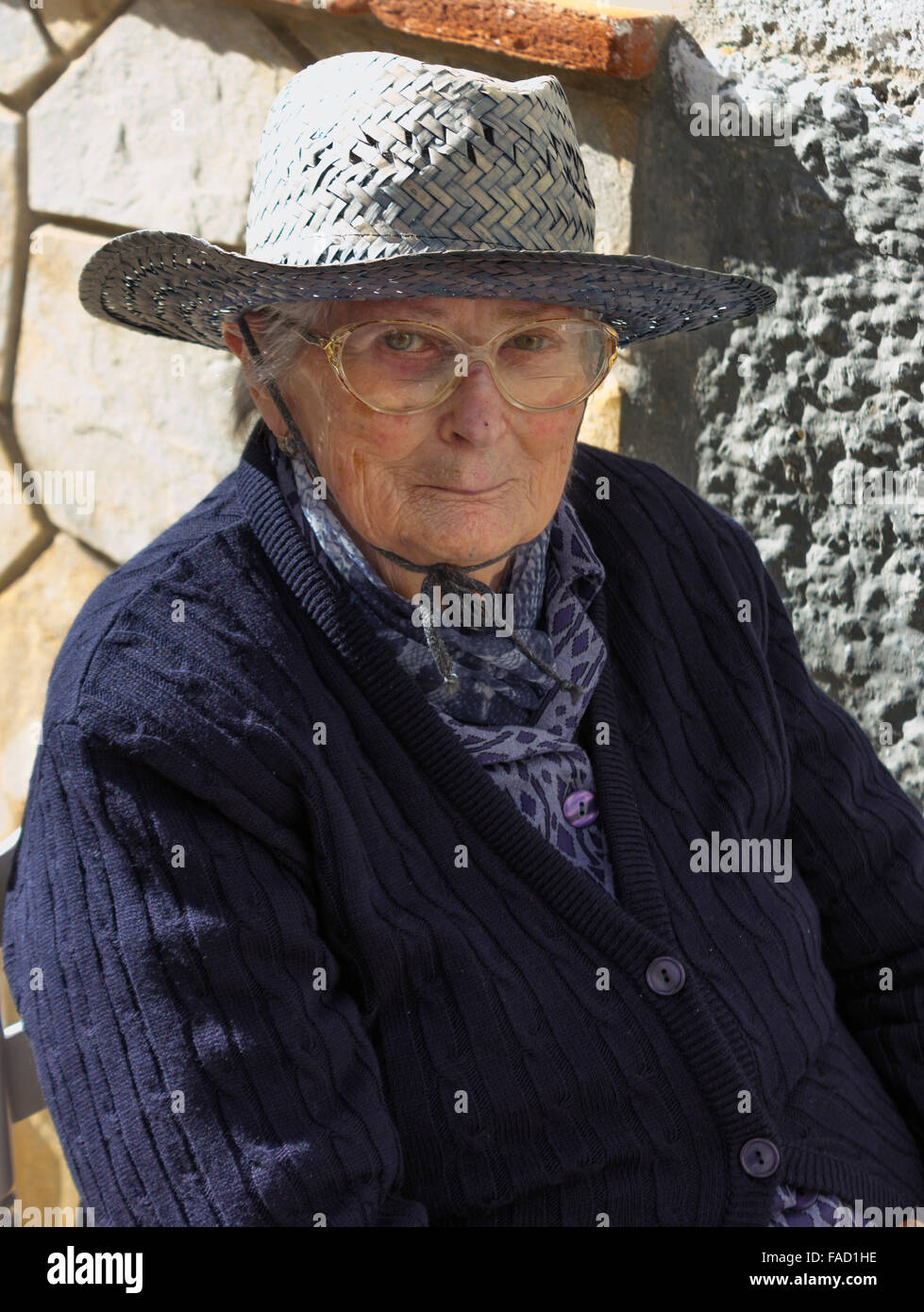 Portrait d'une vieille dame s'assit devant son espagnol située dans le village de Totalan, Malaga, Espagne du sud. Banque D'Images