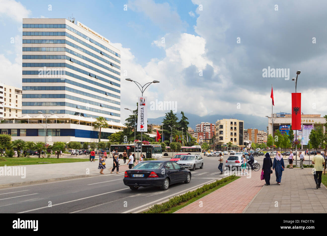 Tirana, Albanie. Rruga e Durresit, ou Durrës Street. L'une des principales artères de la capitale. Banque D'Images