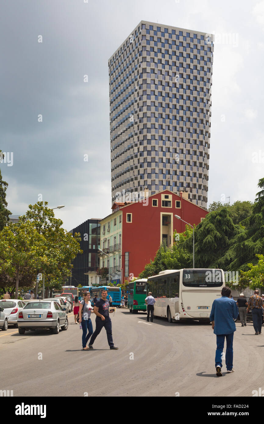 Tirana, Albanie. Les 85 mètres de haut, la Tour de TID. La tour a été conçue par l'entreprise d'architecture belge 51N4E. Banque D'Images
