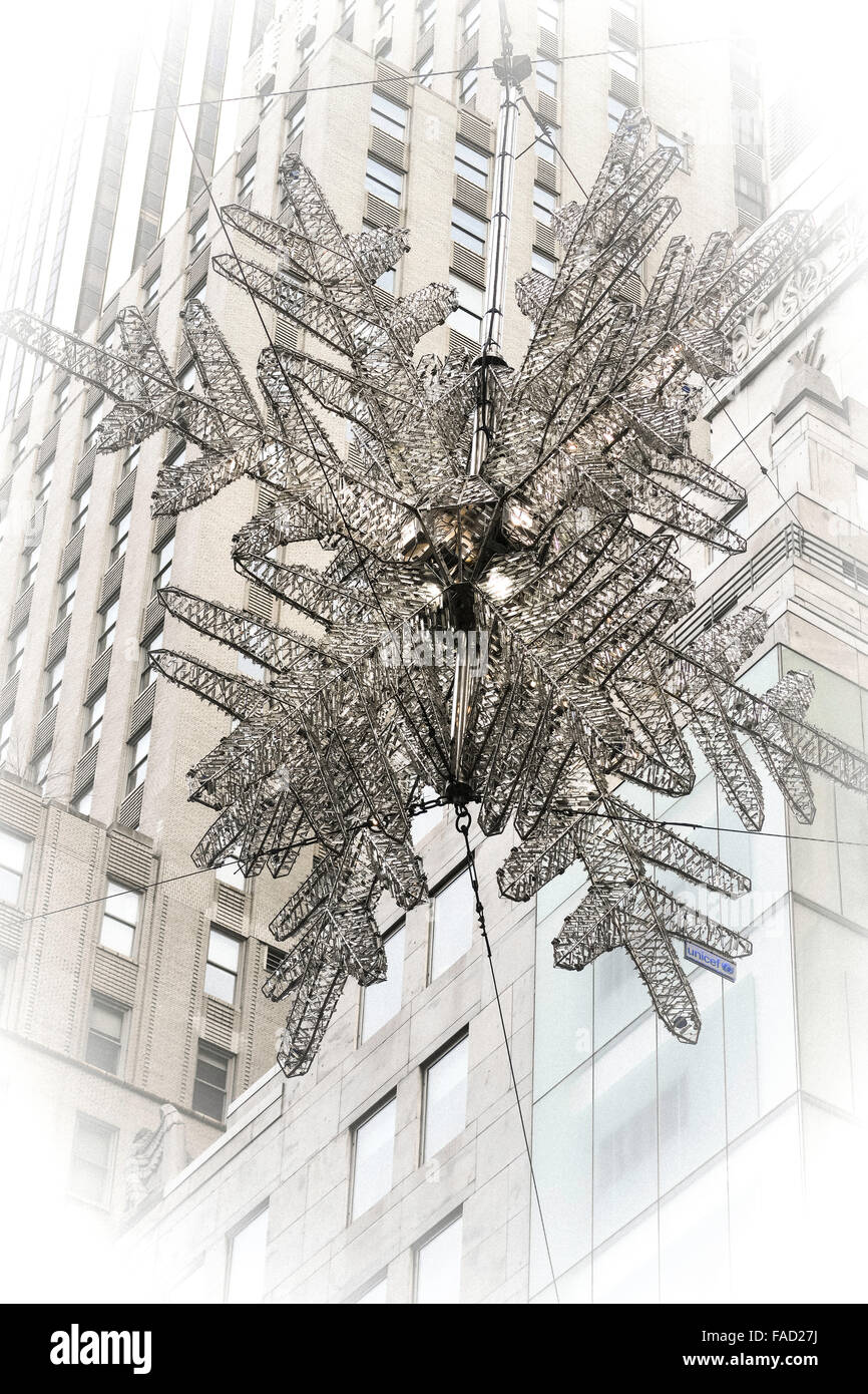 Cristal de Baccarat unicef snowflake ornament éclairé, Cinquième Avenue, New York, noël Banque D'Images