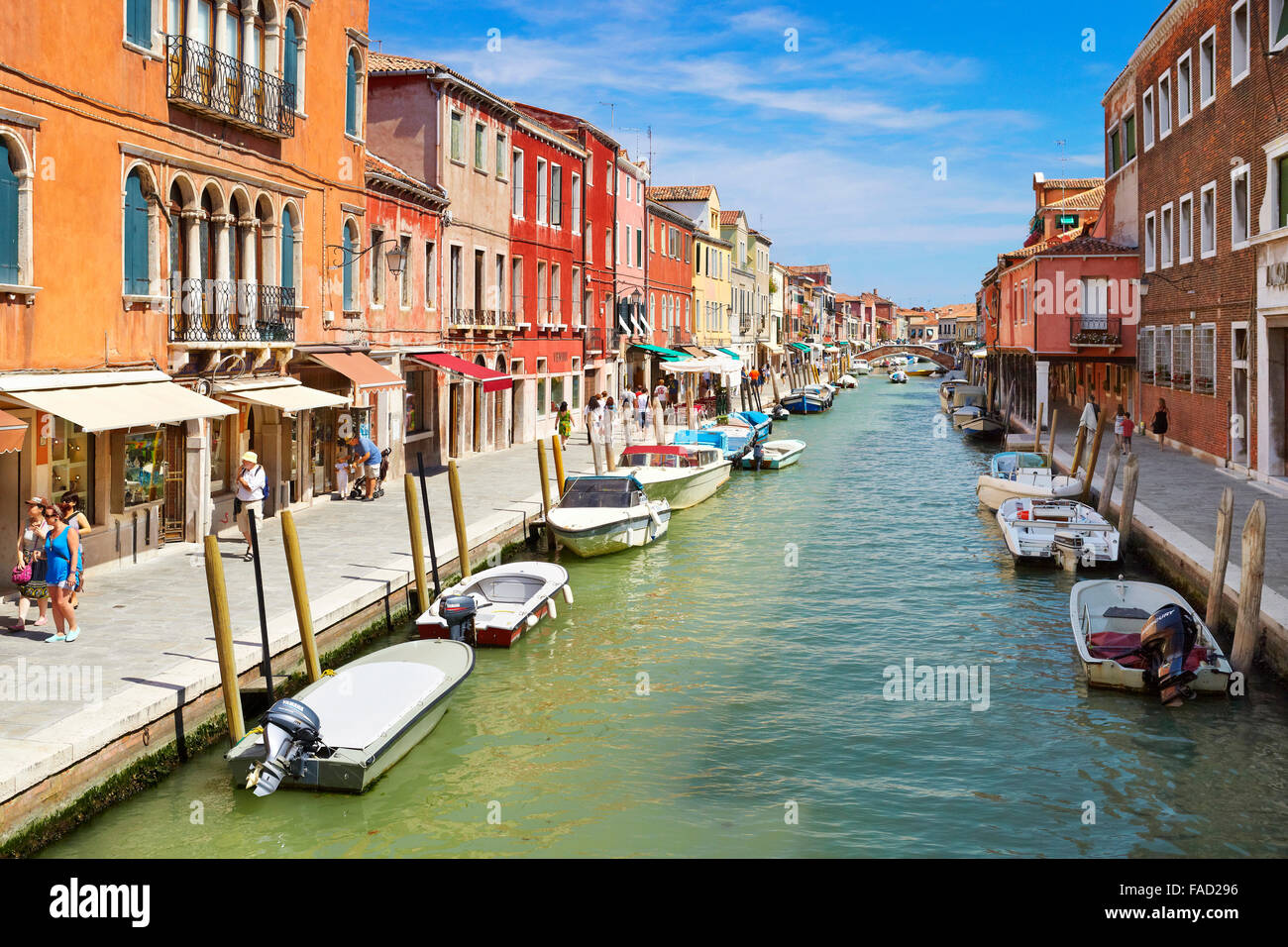 Canal de Fondamente dei Vetrai avec bateaux, Île de la lagune Murano, Veneto, Italie, l'UNESCO Banque D'Images