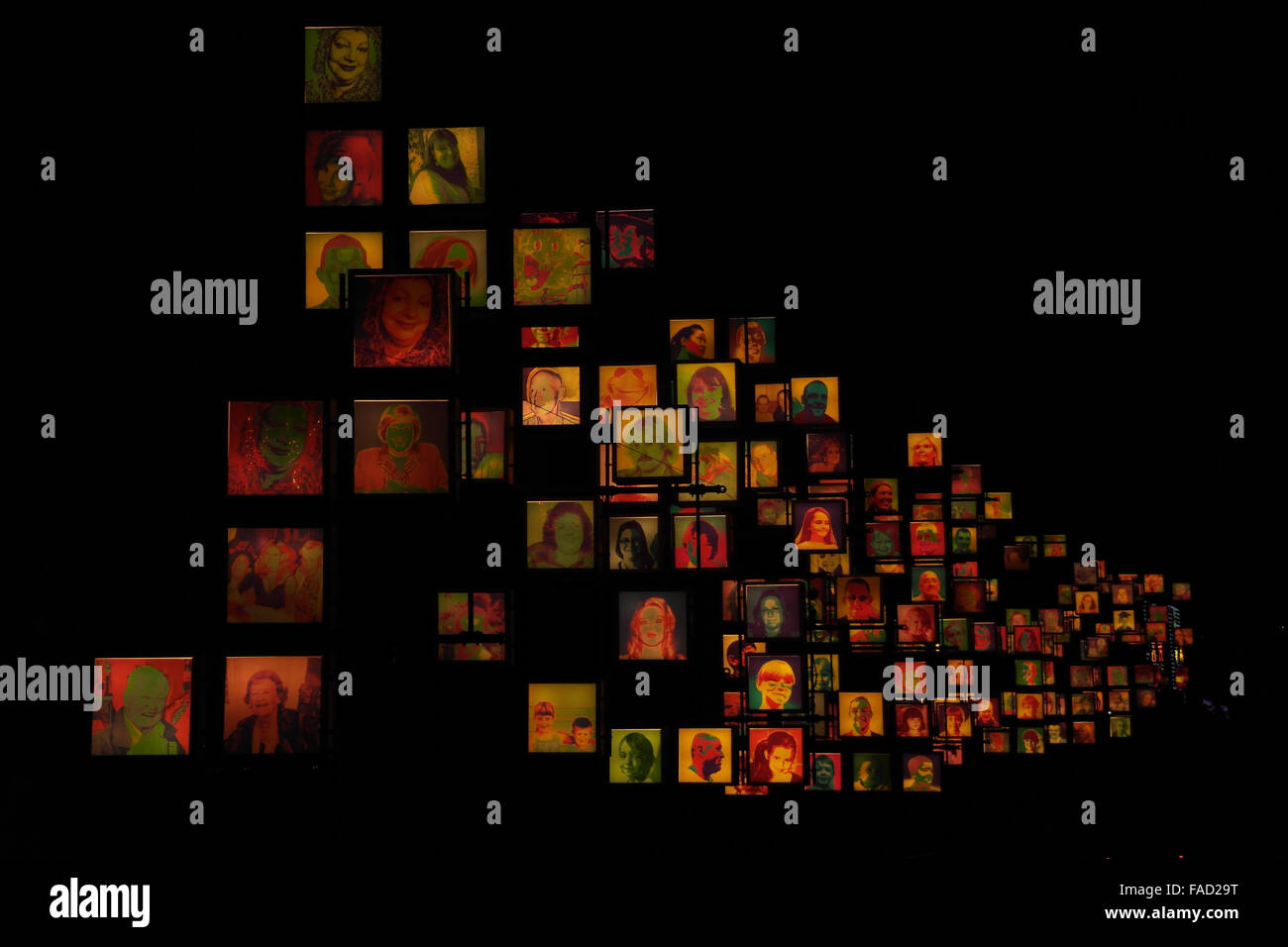 Tableau des phares de nuit vue oblique avec des images de la population locale et des célébrités, les illuminations de Blackpool, Royaume-Uni, 2013 Banque D'Images