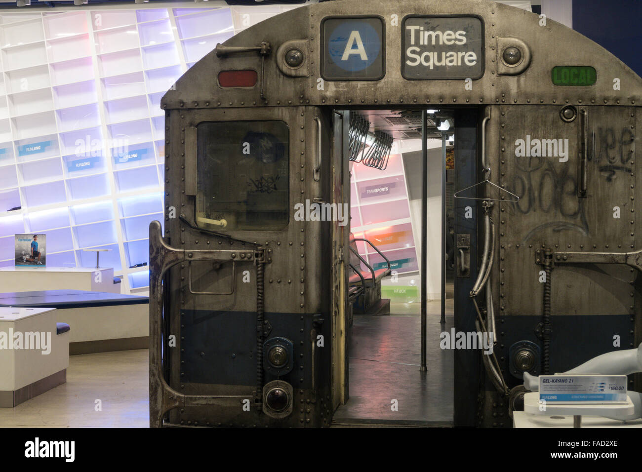 Magasin Asics vide, Times Square, Vintage voiture de métro, NEW YORK, USA  Photo Stock - Alamy