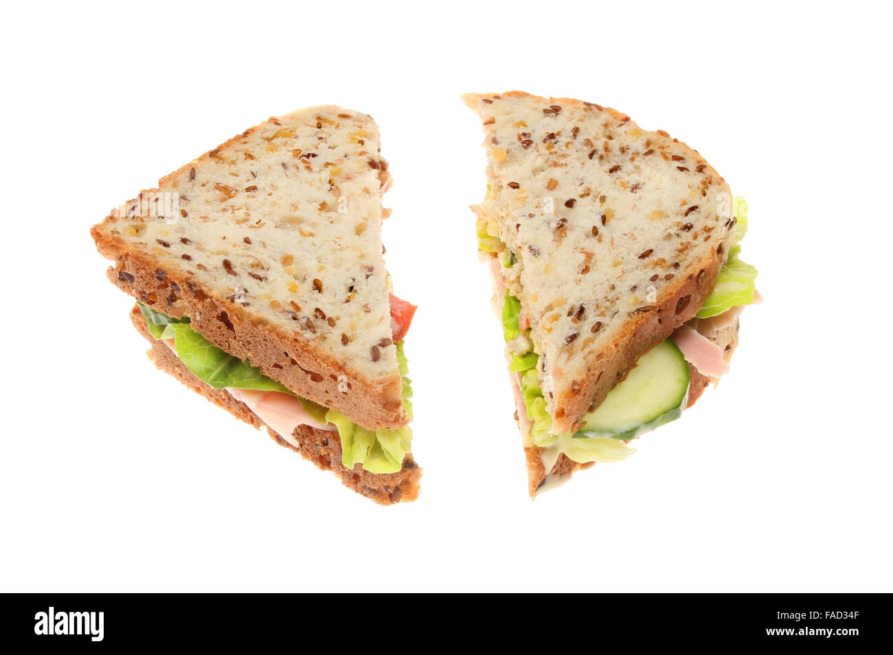 Sandwich à la salade de jambon fabriqué à partir de soja à haute teneur en fibres de lin et de pain blanc contre isolés Banque D'Images