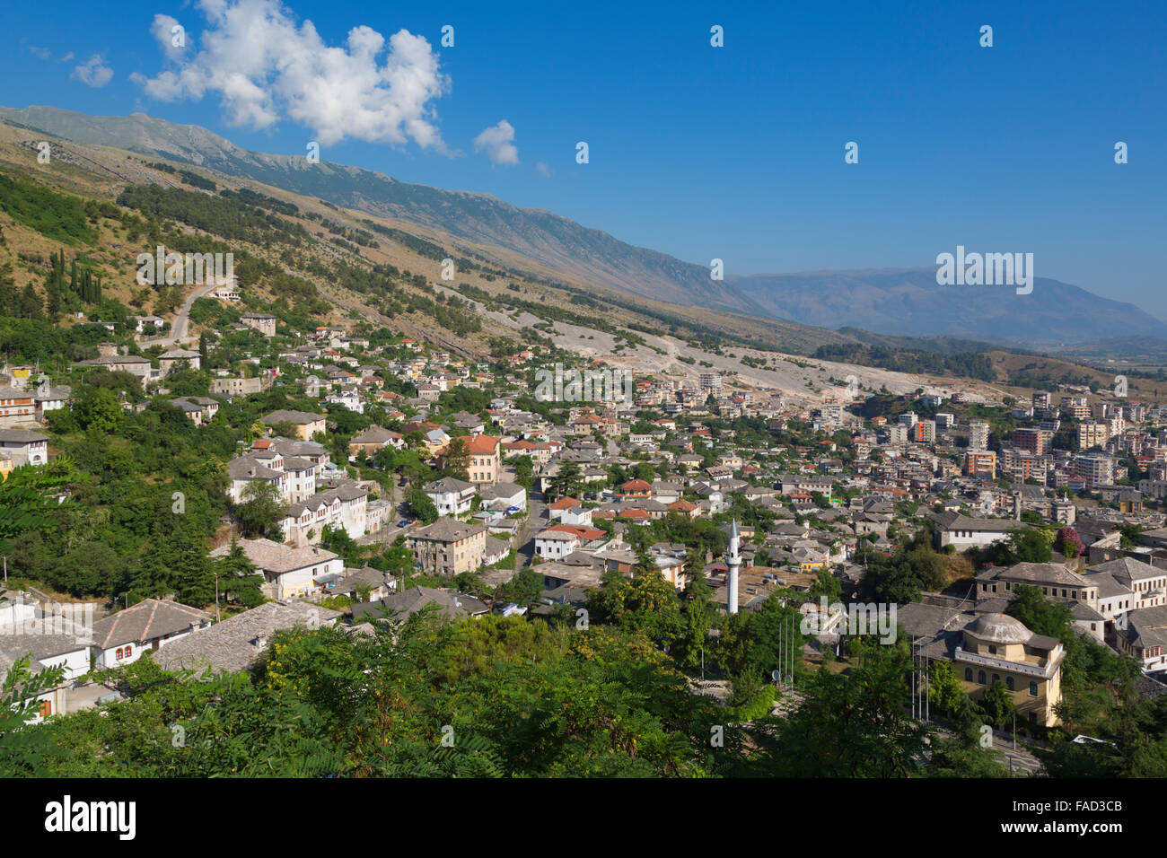Gjirokastra ou Saranda, Albanie. La recherche à travers l'architecture typique de la vieille ville de nouvelles banlieues au-delà. Banque D'Images