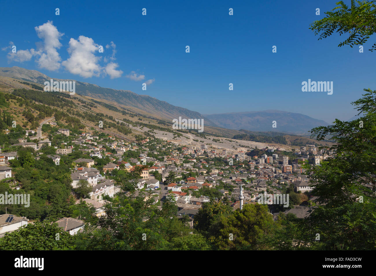 Gjirokastra ou Saranda, Albanie. La recherche à travers l'architecture typique de la vieille ville de nouvelles banlieues au-delà. Banque D'Images