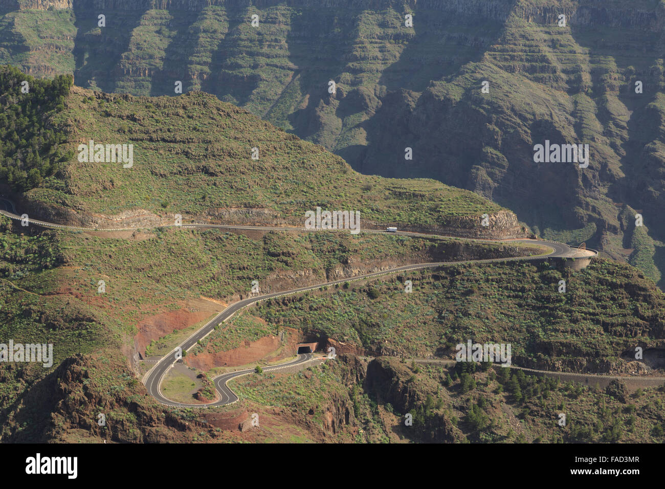 Une photographie d'une route sinueuse qui mène à un tunnel dans les montagnes au-dessus de Valle Gran Rey à La Gomera, Îles Canaries, Espagne. Banque D'Images