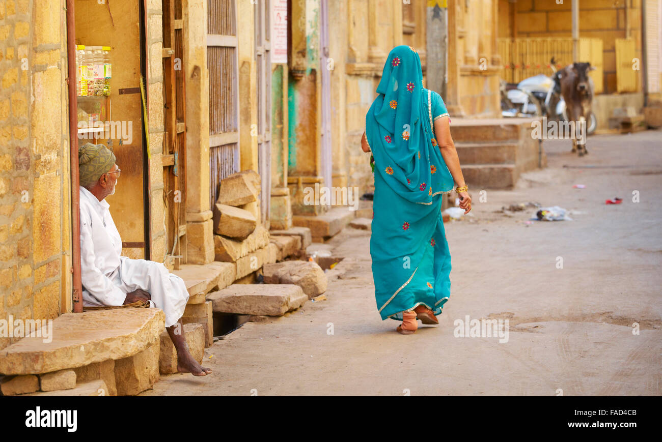 Scène de rue à marcher femme en sari, Jaisalmer, Rajasthan, India Banque D'Images