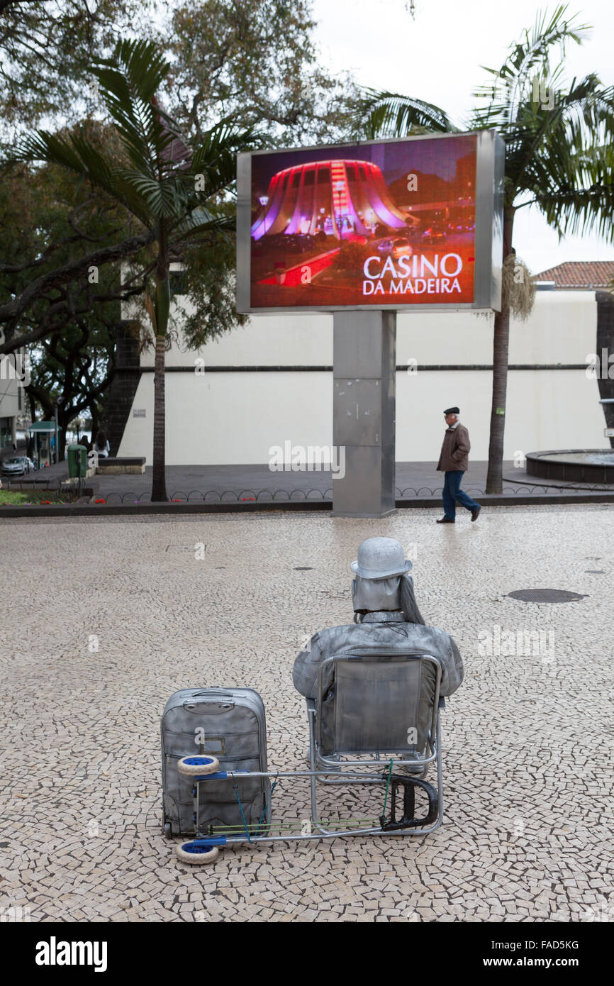 Une statue vivante en face d'un écran publicitaire. Funchal, Madère Banque D'Images