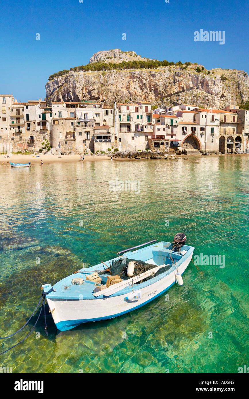 Bateau de pêche et des maisons médiévales de la vieille ville de Cefalù, Sicile, Italie Banque D'Images