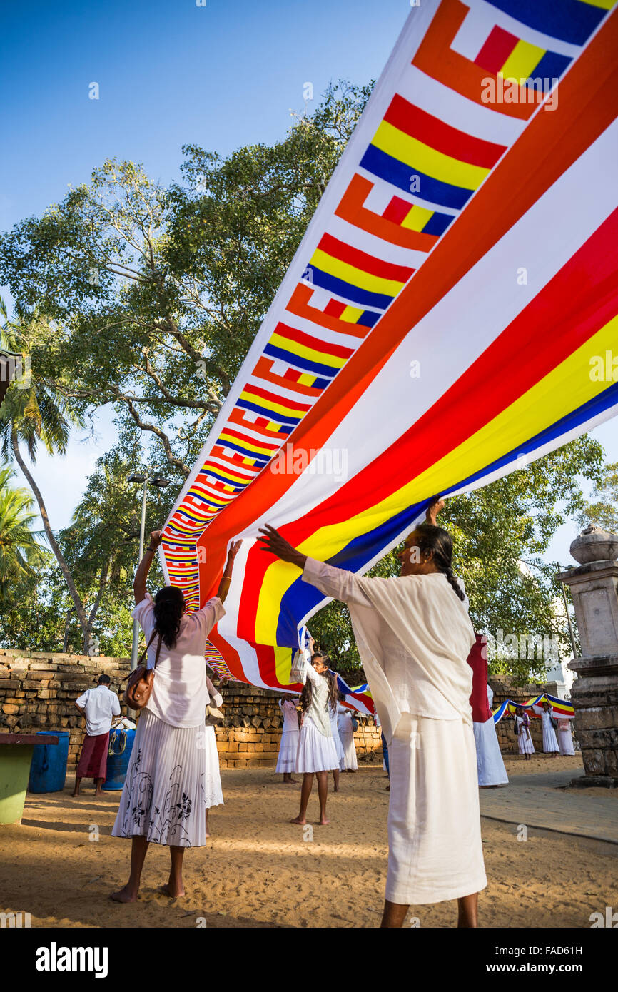 Les gens priaient à Sri Maha Bodhi (arbre de bodhi sacré), Anuradhapura, Sri Lanka, du patrimoine mondial de l'UNESCO, Banque D'Images