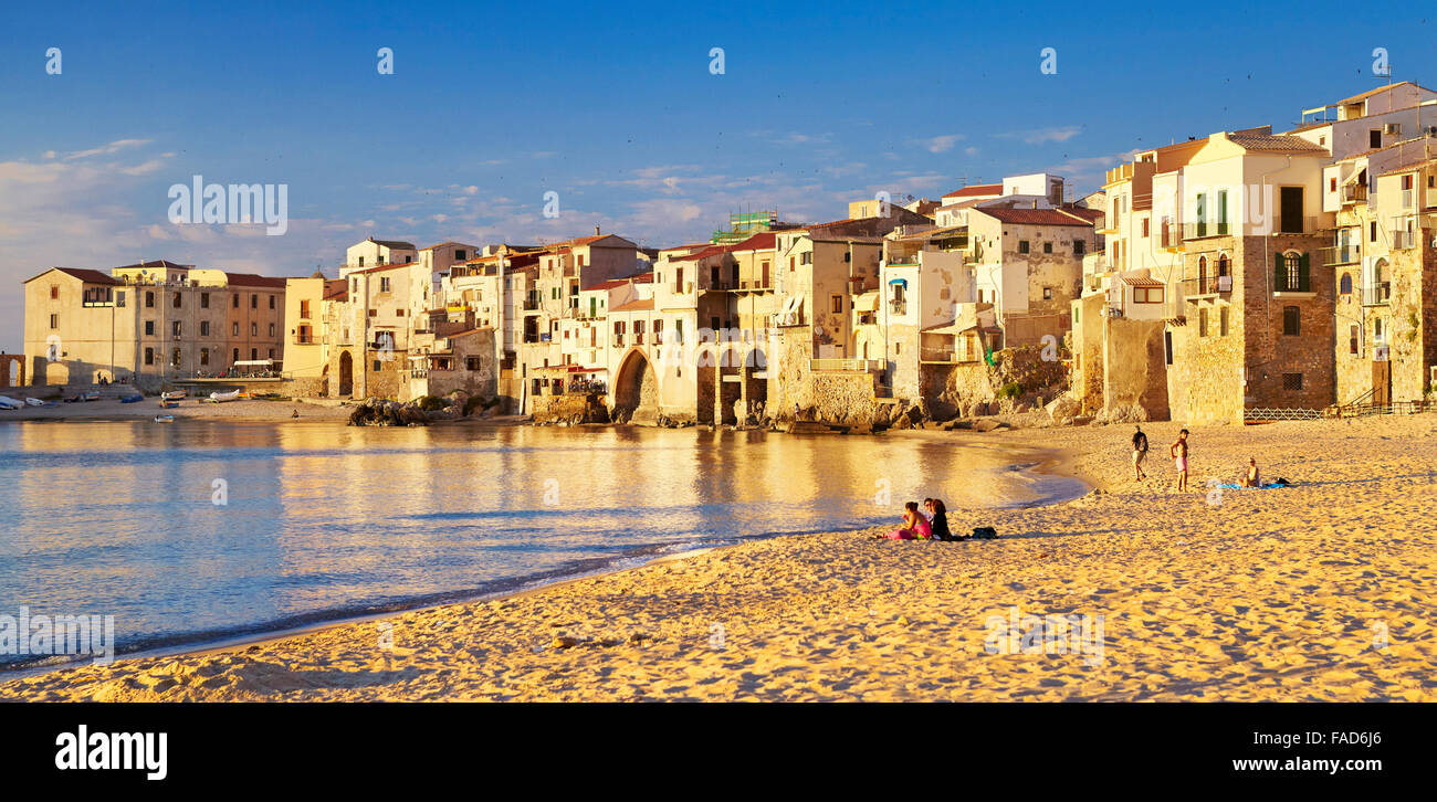 Sicily Island - maisons médiévales sur le bord de la mer, de la vieille ville de Cefalù, Italie Banque D'Images