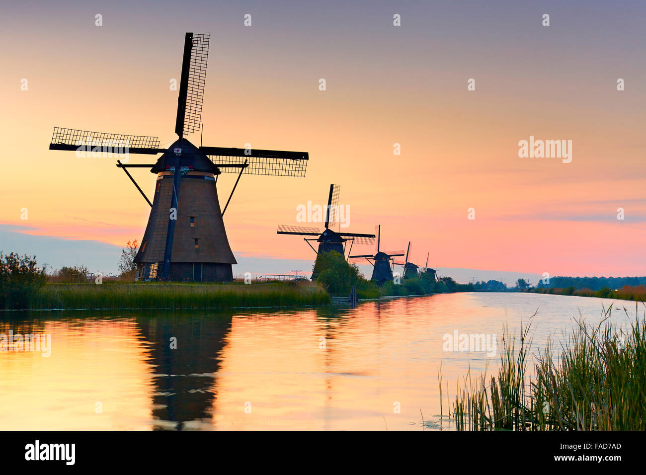 Moulins à vent de Kinderdijk au lever du soleil - Hollande Pays-Bas Banque D'Images