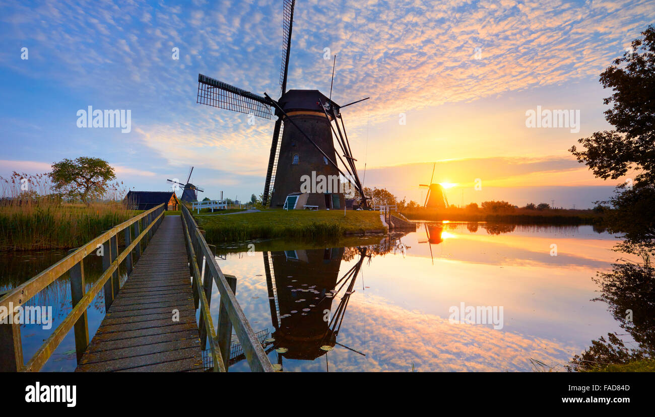 Moulins à vent de Kinderdijk au coucher du soleil - Hollande Pays-Bas Banque D'Images