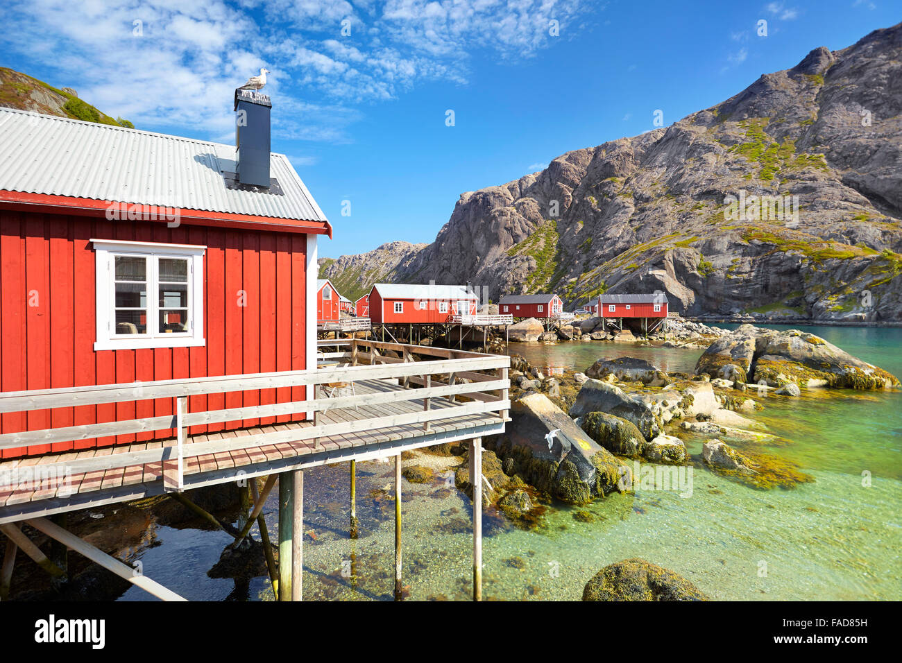 Rouge traditionnel de cabanes de pêcheurs, l'île de Lofoten rorbu, Norvège Banque D'Images