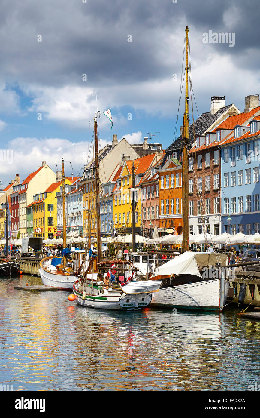 Le bateau dans le canal de Nyhavn, Copenhague, Danemark Banque D'Images