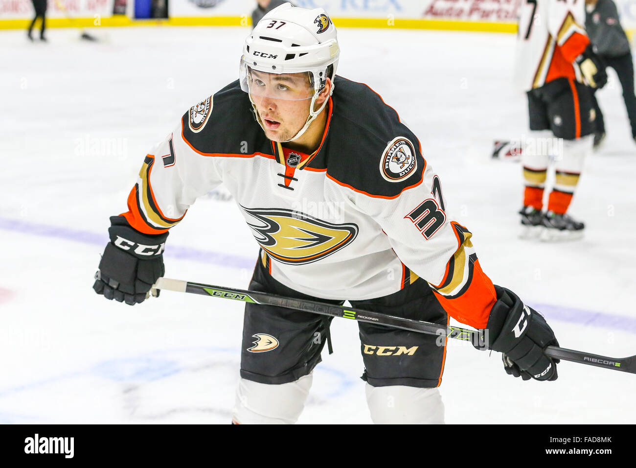 Anaheim Ducks aile gauche Nick Ritchie (37) au cours de la partie de la LNH entre les Ducks d'Anaheim et les Hurricanes de la Caroline au PNC Arena. Banque D'Images