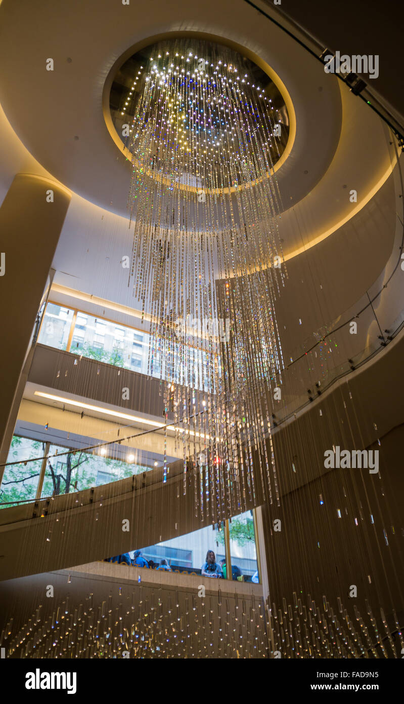 Joie de l'eau cristal lustre automne lampe et escaliers dans le haut de la roche dans le centre Rockefeller hall Banque D'Images