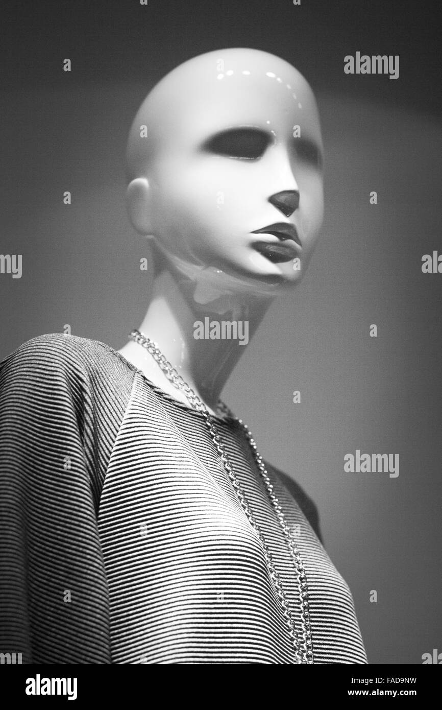 Boutique de mode mannequin femme mannequin in department store fenêtre