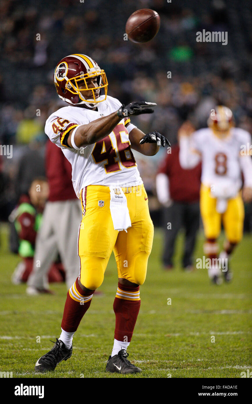 26 décembre 2015 : Redskins de Washington d'utiliser de nouveau Alfred Morris (46) lance le ballon autour pendant l'échauffement avant le match de la NFL entre les Redskins de Washington et les Philadelphia Eagles au Lincoln Financial Field à Philadelphie, Pennsylvanie. Les Redskins de Washington a gagné 38-24 pour remporter la NFC est. Christopher Szagola/CSM Banque D'Images