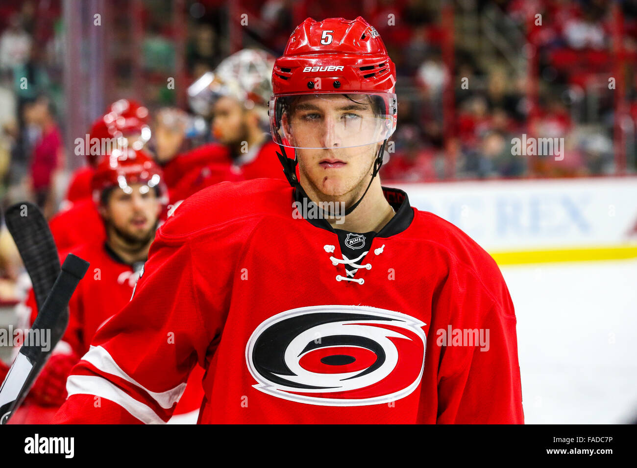 Le défenseur des Hurricanes de la Caroline Noah Hanifin (5) au cours de la LNH, match entre les Stars de Dallas et les Hurricanes de la Caroline au PNC Arena. Banque D'Images