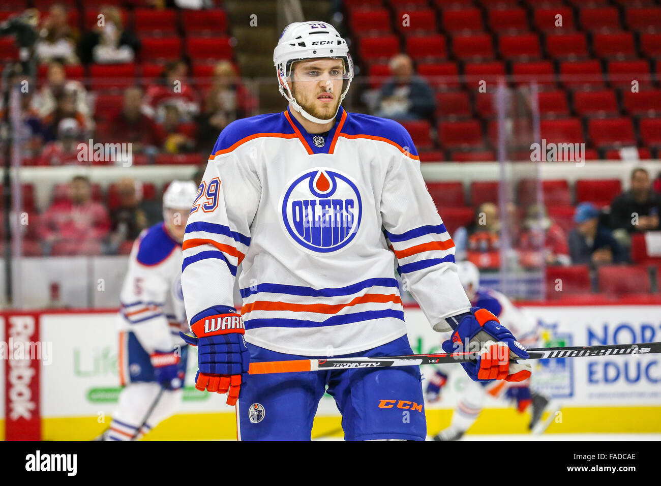 Edmonton Oilers center Leon Draisaitl (29) au cours de la partie de la LNH entre les Oilers d'Edmonton et les Hurricanes de la Caroline au PNC Arena. Banque D'Images