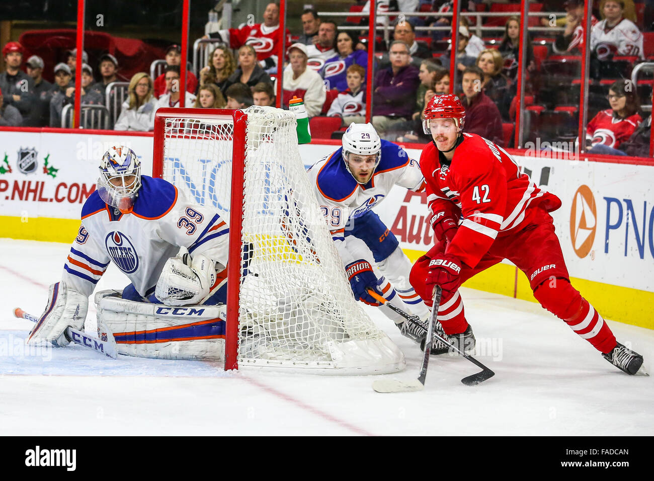 Les Hurricanes de la Caroline le défenseur Michal Jordan (47) et des Oilers d'Edmonton center Leon Draisaitl (29) et le gardien des Oilers d'Edmonton Anders Nilsson (39) au cours de la partie de la LNH entre les Oilers d'Edmonton et les Hurricanes de la Caroline au PNC Arena. Banque D'Images