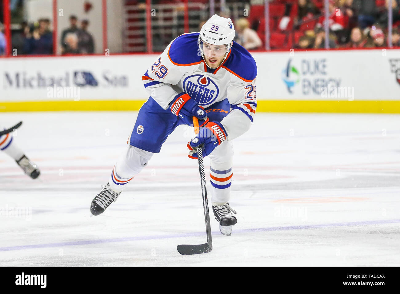 Edmonton Oilers center Leon Draisaitl (29) au cours de la partie de la LNH entre les Oilers d'Edmonton et les Hurricanes de la Caroline au PNC Arena. Banque D'Images