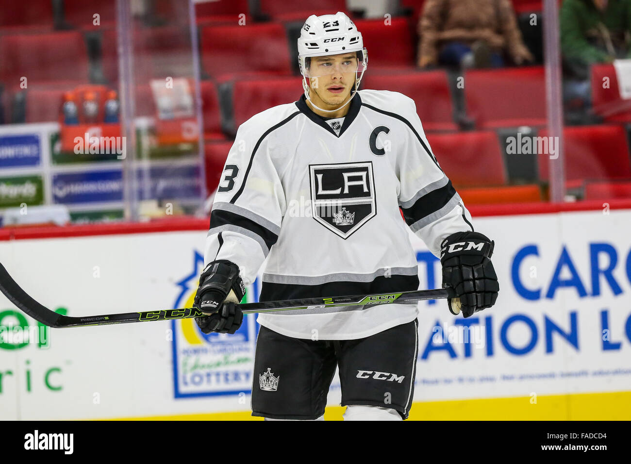 Los Angeles Kings aile droite Dustin Brown (23) au cours de la partie de la LNH entre les Kings de Los Angeles et les Hurricanes de la Caroline au PNC Arena. Banque D'Images