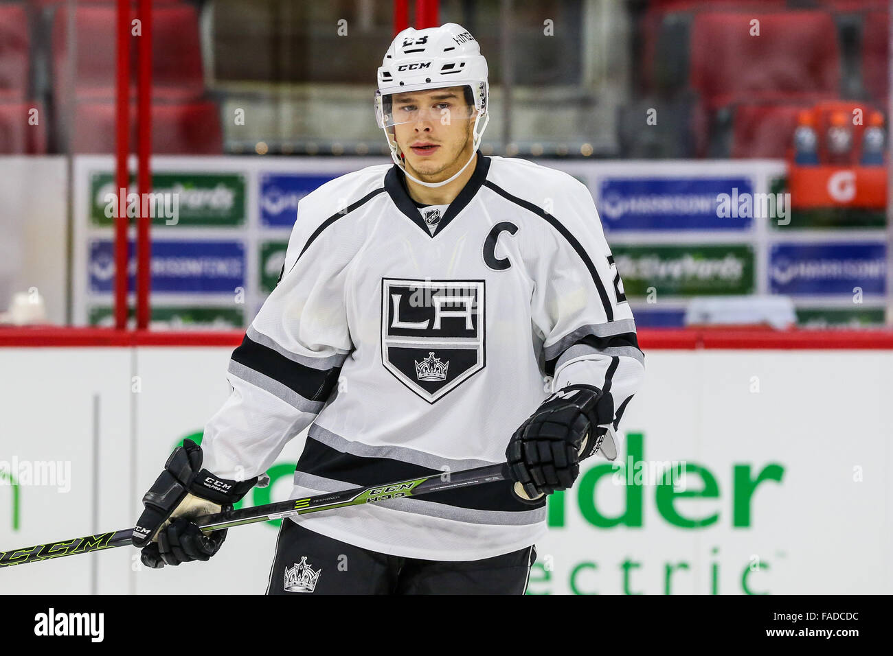 Los Angeles Kings aile droite Dustin Brown (23) au cours de la partie de la LNH entre les Kings de Los Angeles et les Hurricanes de la Caroline au PNC Arena. Banque D'Images