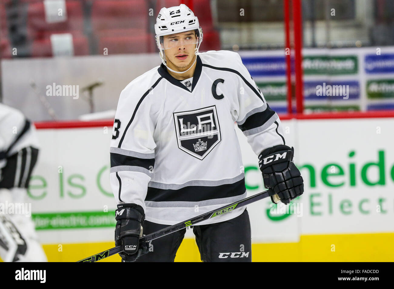 Los Angeles Kings aile droite Dustin Brown (23) au cours de la partie de la LNH entre les Kings de Los Angeles et les Hurricanes de la Caroline au PNC Arena. Banque D'Images