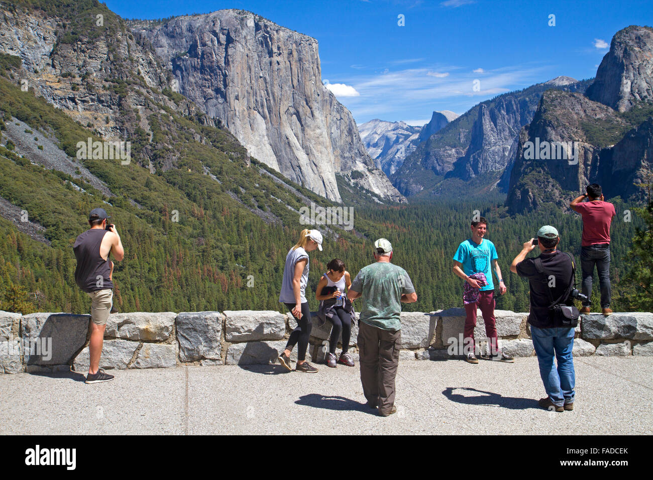Posant pour des photos à la vue de tunnel, au-dessus de la vallée de Yosemite Banque D'Images