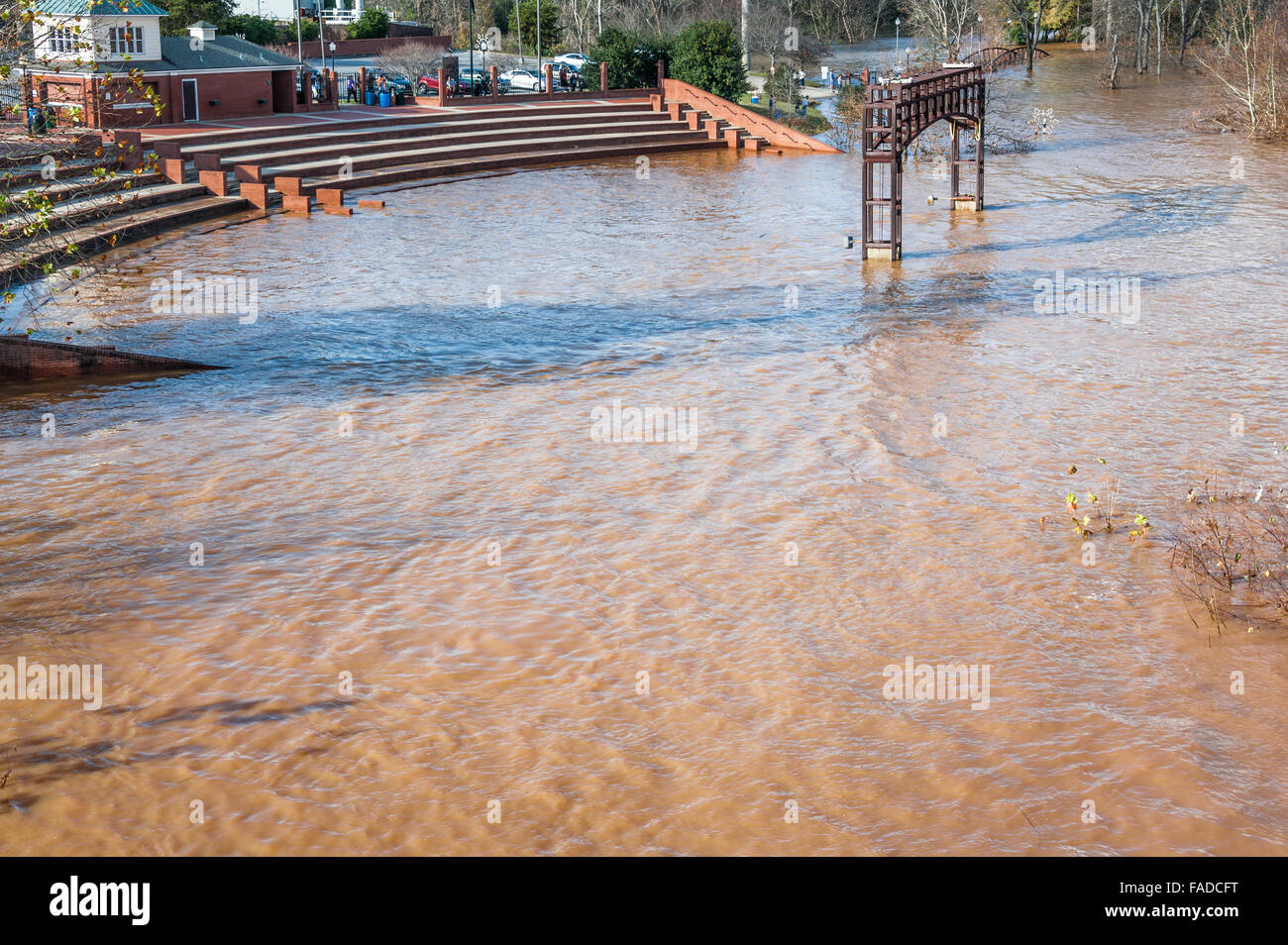 L'eau remplit l'Amphithéâtre de Phenix City comme la rivière Chattahoochee contrevient à ses banques de la Noël 2015 inondation. Banque D'Images