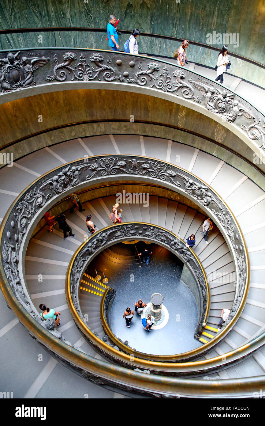 L'escalier dans le moderne Bramante Musée du Vatican. Banque D'Images